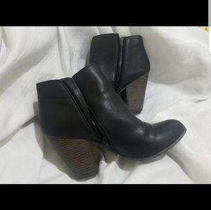 Fergelicious Punch black bootie size 9.5